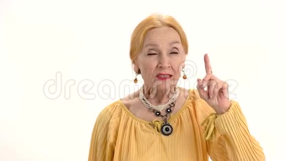 一位手指翘起的老年妇女视频的预览图