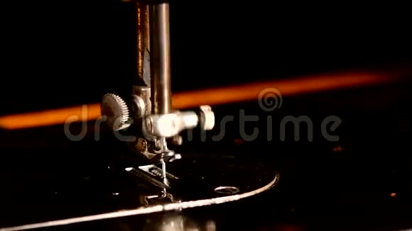 工作缝纫机隔离在黑色上视频的预览图