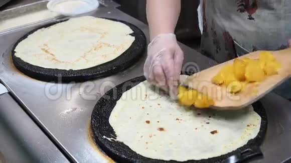 女人在大盘子里做俄罗斯煎饼近景视频的预览图