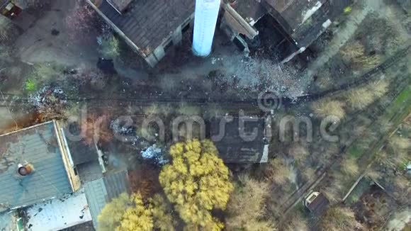 飞过废弃的工厂视频的预览图