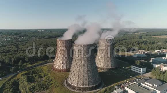工作电站的鸟瞰图核电站冷却塔燃煤发电厂视频的预览图