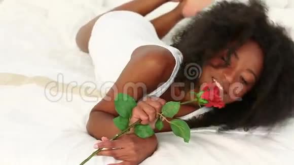 黑发女人拿着玫瑰视频的预览图