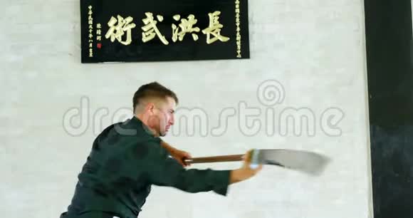 功夫拳手用剑练习武视频的预览图