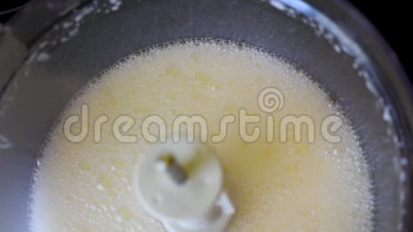 在食品加工机中搅拌鸡蛋以制作面团视频的预览图