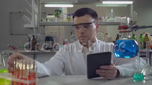 肖像英俊的科学家在实验室工作视频的预览图