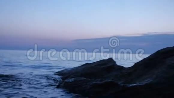 在完美的日出时间脚踝将在清晨出海视频的预览图
