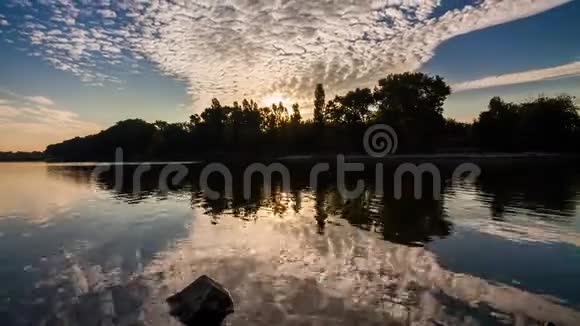 春天的湖在黎明水中云的反射视频的预览图