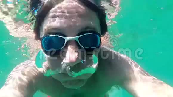 在水下呼吸气泡的人慢动作视频的预览图