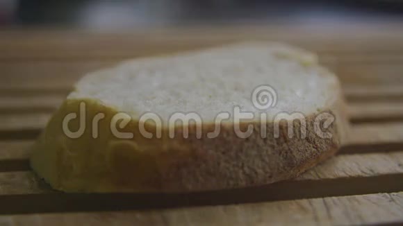 在面包上撒黄油慢动作视频的预览图