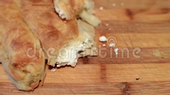 烤制的薄面团和奶酪馅视频的预览图
