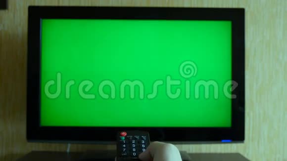 男手带电视远程切换频道的绿色屏幕电视观点视频的预览图