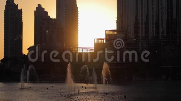 迪拜日落时跳舞的喷泉视频的预览图