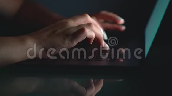 晚上用手或女职员在键盘上打字视频的预览图