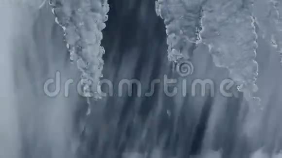自然背景冬天的小瀑布冬天的水流视频的预览图