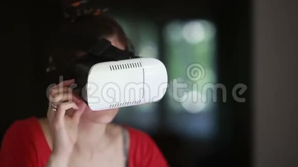 年轻女子玩游戏使用VR头盔视频的预览图
