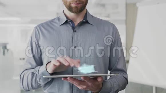 胰岛素糖尿病注射慢性药物词云作为全息图使用在平板上的胡须人也使用视频的预览图