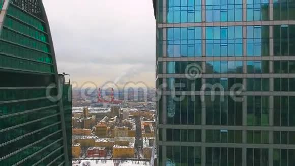 现代摩天大楼的空中城市景观莫斯科市中心视频的预览图