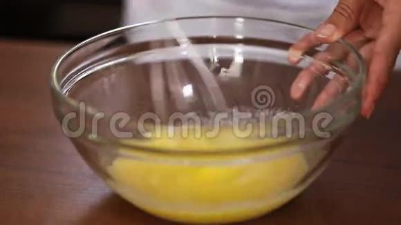 厨师鞭打搅拌奶油视频的预览图