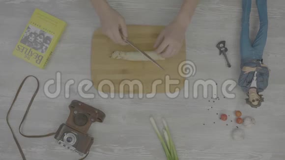做煎饼桌子上摆着一本书一台旧相机洋葱大蒜和玩具的镜头风格视频的预览图