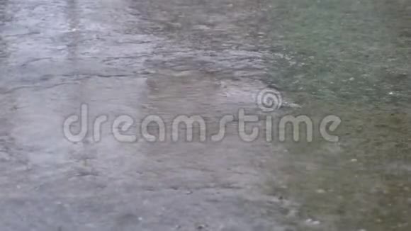 雨水落在人行道上形成一个水坑视频的预览图
