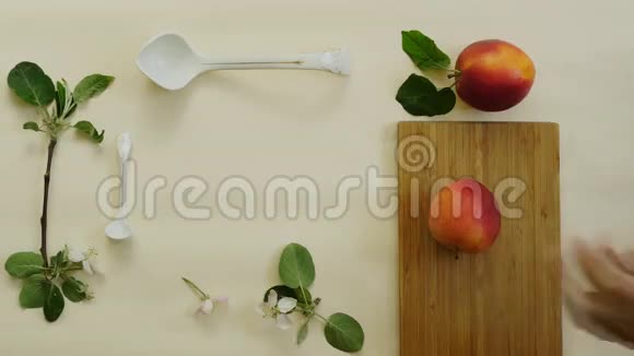 苹果树枝花和切苹果的白色背景上文视视频的预览图