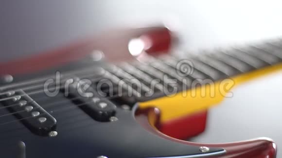 弹红色电吉他的女孩视频的预览图