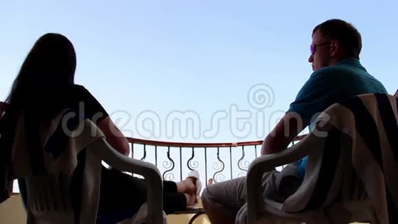 在阳台上欣赏太阳眼镜的情侣视频的预览图
