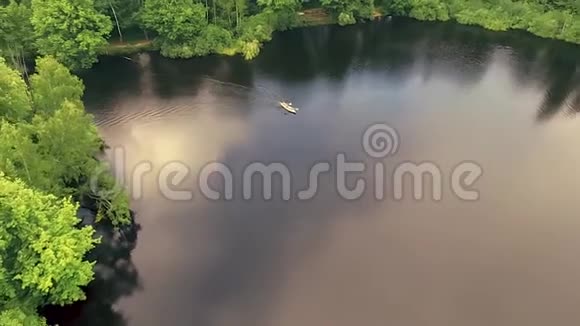 湖中的小船视频的预览图