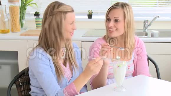坐在餐桌前吃冰淇淋的激进女性视频的预览图