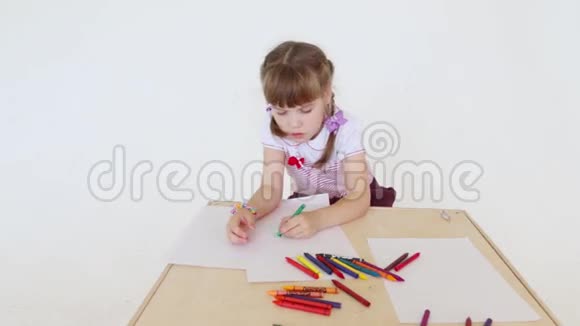 女孩用蜡笔在纸上画画视频的预览图