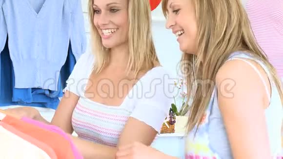 年轻可爱的女人试着套头衫视频的预览图