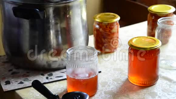 家庭主妇把自制果酱倒在罐子里视频的预览图