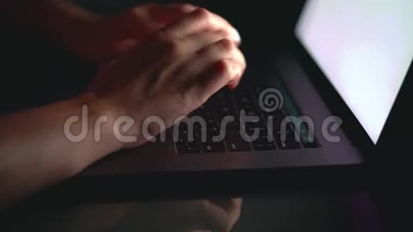 晚上用手或女职员在键盘上打字视频的预览图