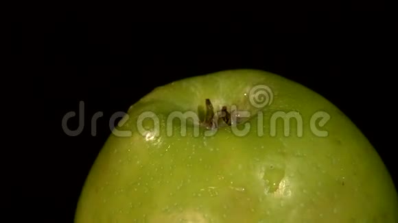 绿色苹果顶部分离在黑色旋转视频的预览图