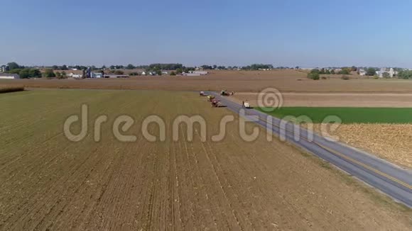 阿米什农民和马正在收割的农田和麦田上空的飞行视频的预览图