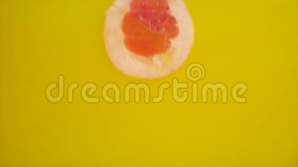 新鲜水果在水中黄色的链接溅落下葡萄柚视频的预览图