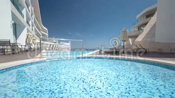 酒店小游泳池阳光充足视频的预览图