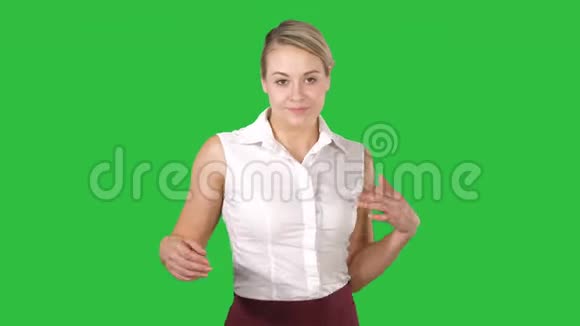 在绿色屏幕上跳舞的女商人Chroma键视频的预览图