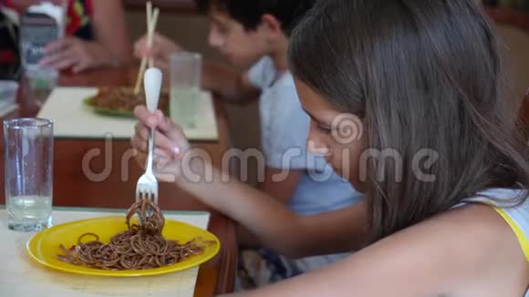 小女孩不情愿地用叉子吃荞麦面这孩子拒绝吃饭慢镜头拍摄视频的预览图