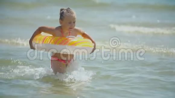 女孩在海里游泳视频的预览图
