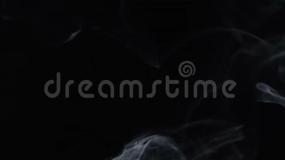 白色烟雾缭绕的香气棒视频的预览图