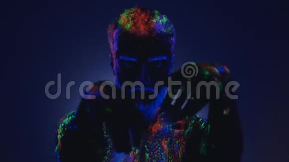 在紫外线下留胡子的人魔法用手传递视频的预览图