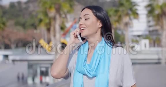 热情的女性在户外使用电话视频的预览图