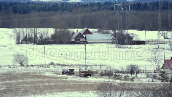 山上覆盖着雪摄像头从右往左冬季景观视频的预览图