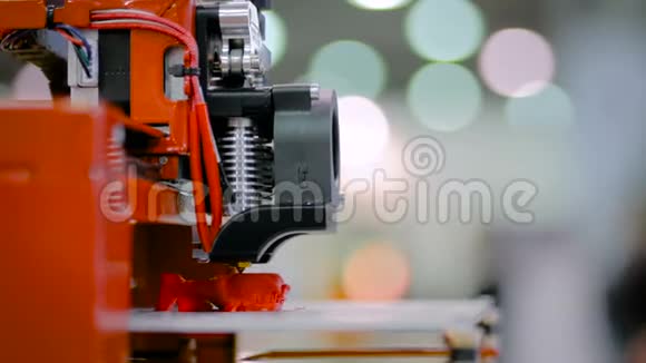 现代红色3D打印机打印塑料机视频的预览图