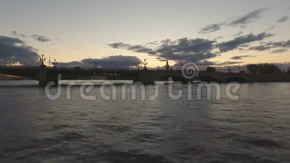 城市的日落圣彼得堡的观点涅瓦河视频的预览图