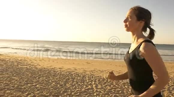 女孩在户外慢跑通过运动来增加身体素质视频的预览图