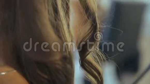 为美容美发店的美女做发型的专业理发师视频的预览图