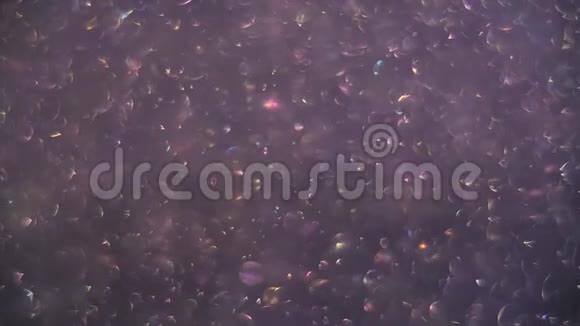 具有透明气泡混沌运动的抽象紫背景球旋转抽象分子棕色视频的预览图
