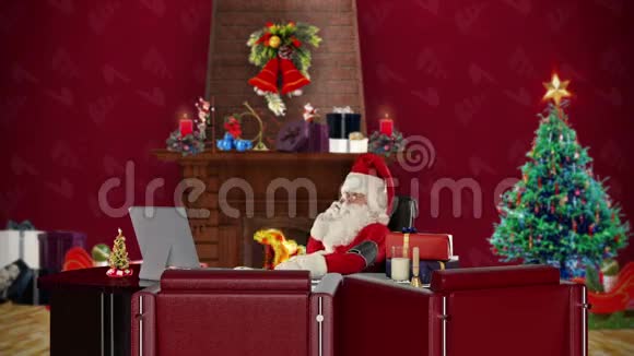 圣诞老人检查血压用手机和他的医生交谈办公室里有圣诞装饰品股票录像视频的预览图